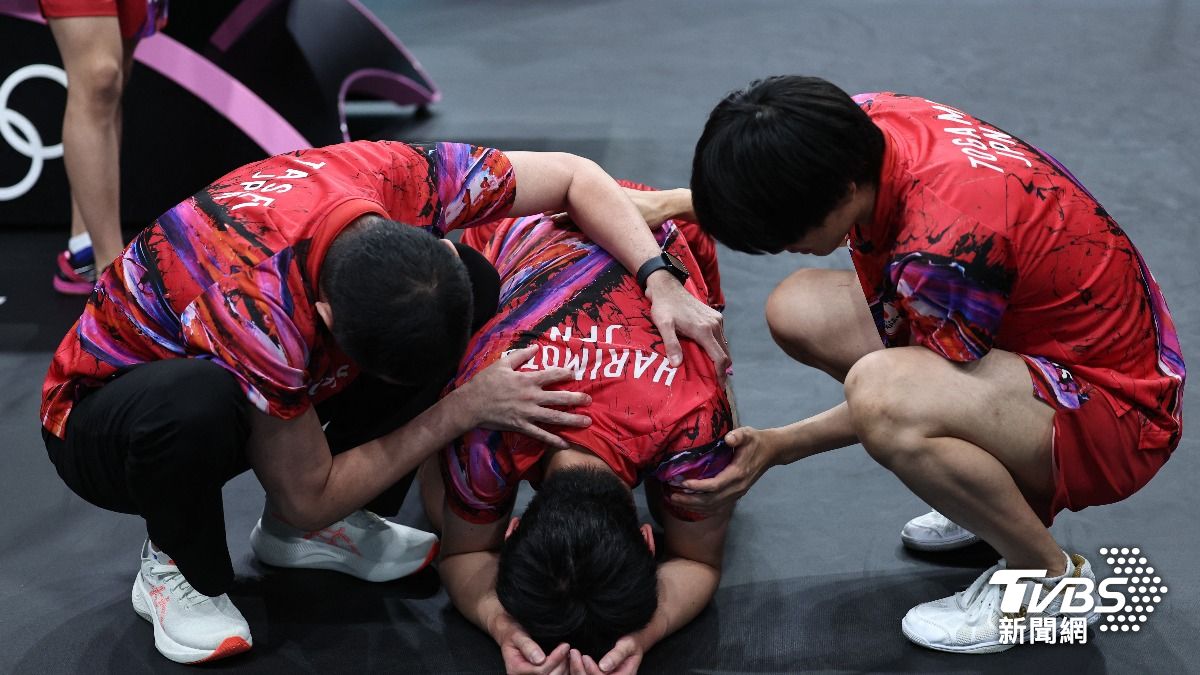 日本桌球男團遭瑞典逆轉後,輸掉最後一點的張本智和(圖中)跪地痛哭。(圖/達志影像路透社)