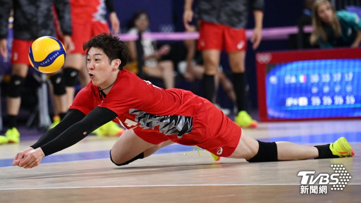 日本男子排球隊伍在石川祐希(Yuki Ishikawa)的帶領下,從世界排名第二的意大利隊伍中連下兩局,但在第三局中錯失三次賽末點,最終被義大利逆轉。 (圖/達志影像路透社)