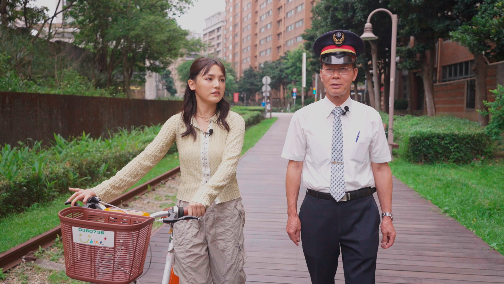 ▲臺鐵退休的邱站長講述過去「桃林鐵道」運煤載客歷史。來源:桃園市政府