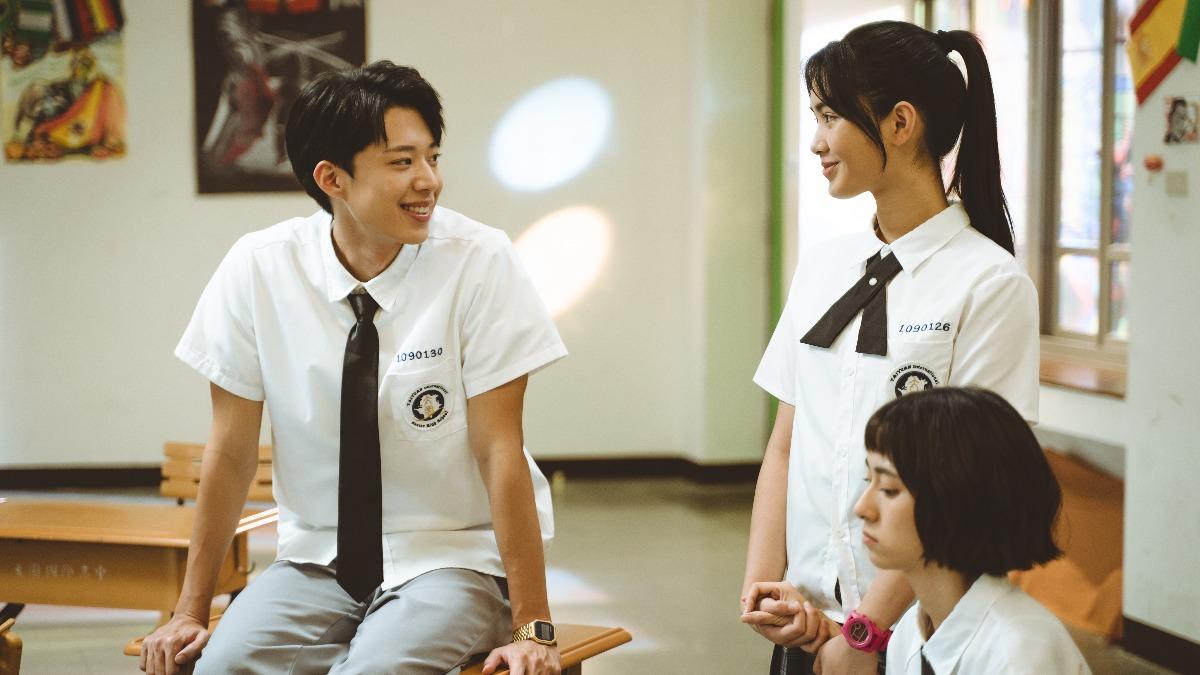 雷嘉汭(後排右)暗戀黃信赫(左)。(圖/CATCHPLAY+提供)