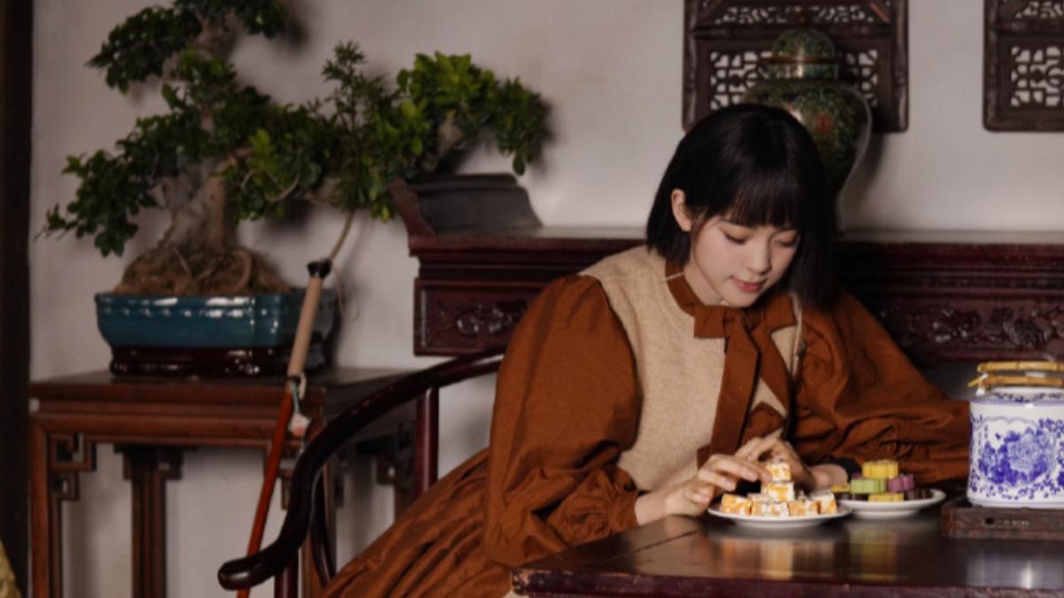 歐陽娜娜在《冰雪謠》中飾演一名盲眼千金。（圖／翻攝自微博）
