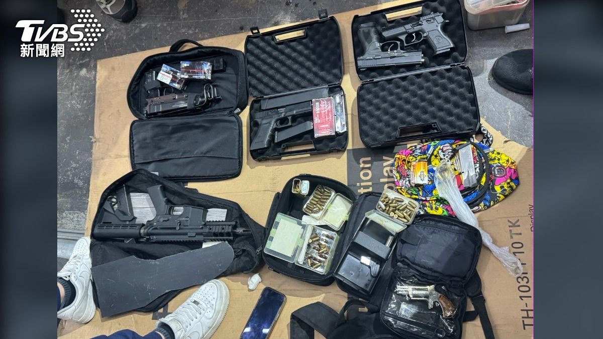 警方查獲8把長短槍,其中左上角的蠍式衝鋒槍更有世界十大衝鋒槍美名。(圖/TBVS)