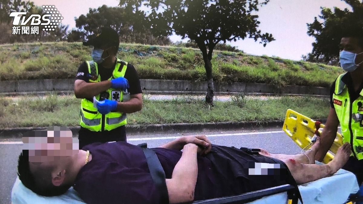 有片／台中男撞車詭異狂奔！攔陌生車突闖後座　媽嚇壞攜女逃命