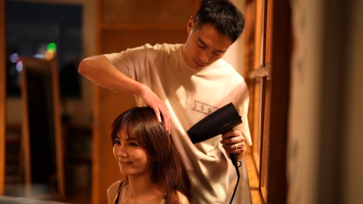 楊祐寧（右）與Ella陳嘉樺在劇中有許多夫妻間的可愛互動。（圖／壹壹影業提供）