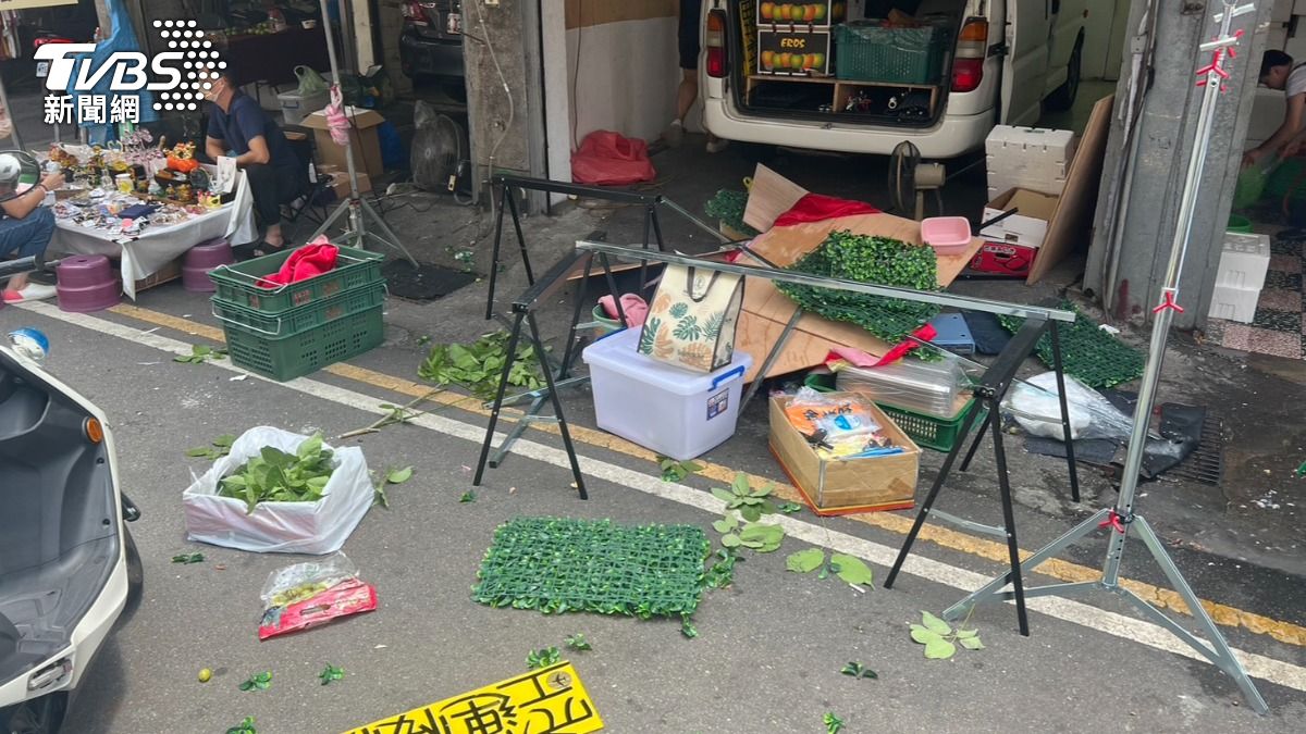 葡萄3串1百嫌「小又貴」！台中菜販拿球棒理論　無辜水果遭砸爆