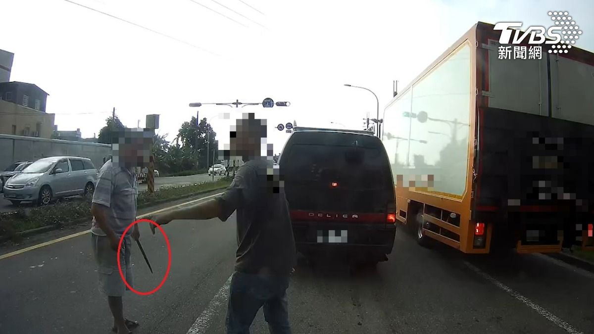 他不禮讓我!持「鋸子」下車理論 超派曳引車駕駛恐嚇罪送辦