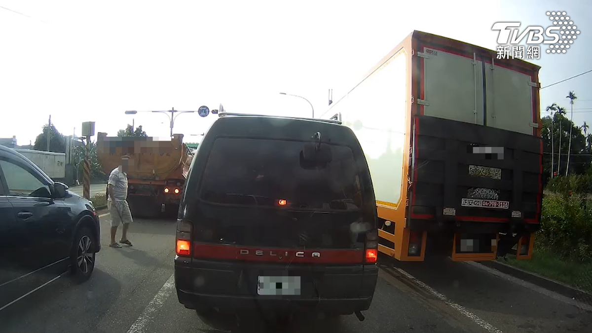 林男認為廂型車未禮讓。（圖／TVBS）