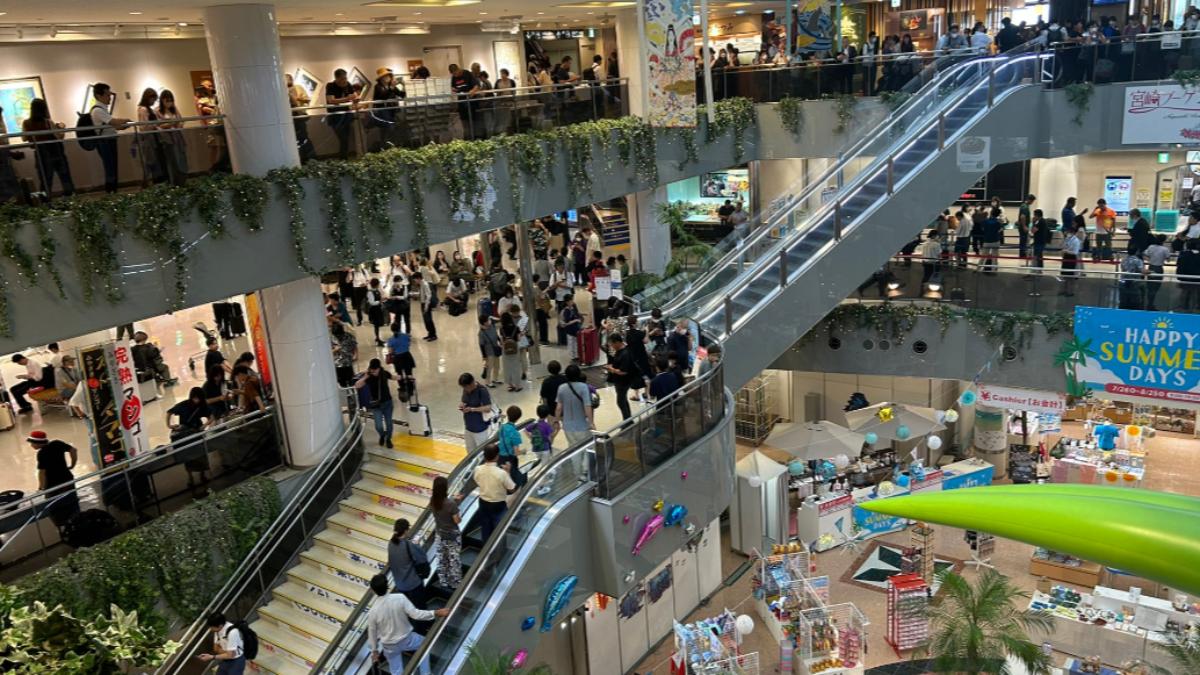 宮崎機場地震後,民眾在高處避難。(圖/翻攝自X@mshouji)