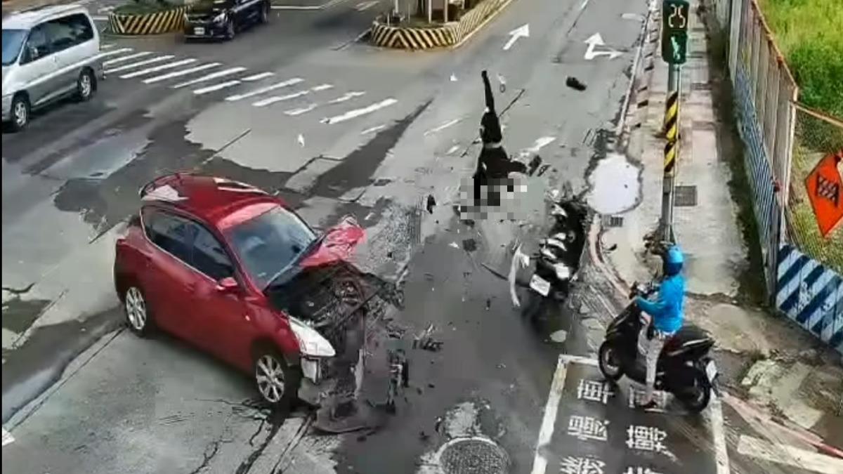機車騎士猛撞違規汽車後噴飛。（圖／翻攝FB重機車友 ❘ 各區路況天氣、資訊分享中心）