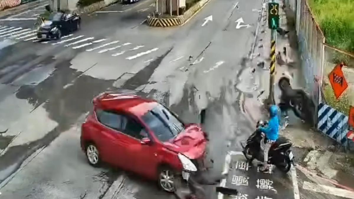 機車騎士猛撞違規汽車後噴飛重摔在地。（圖／翻攝FB重機車友 ❘ 各區路況天氣、資訊分享中心）