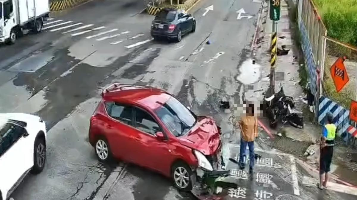 女駕駛下車察看車頭。（圖／翻攝FB重機車友 ❘ 各區路況天氣、資訊分享中心）