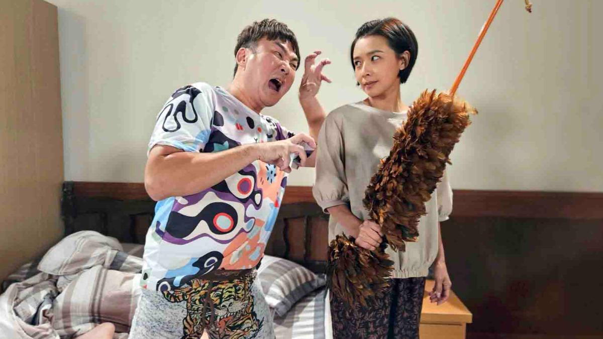 50歲洪毛（左）遭吳婉君抓起雞毛撢子狠鞭。（圖／民視提供）