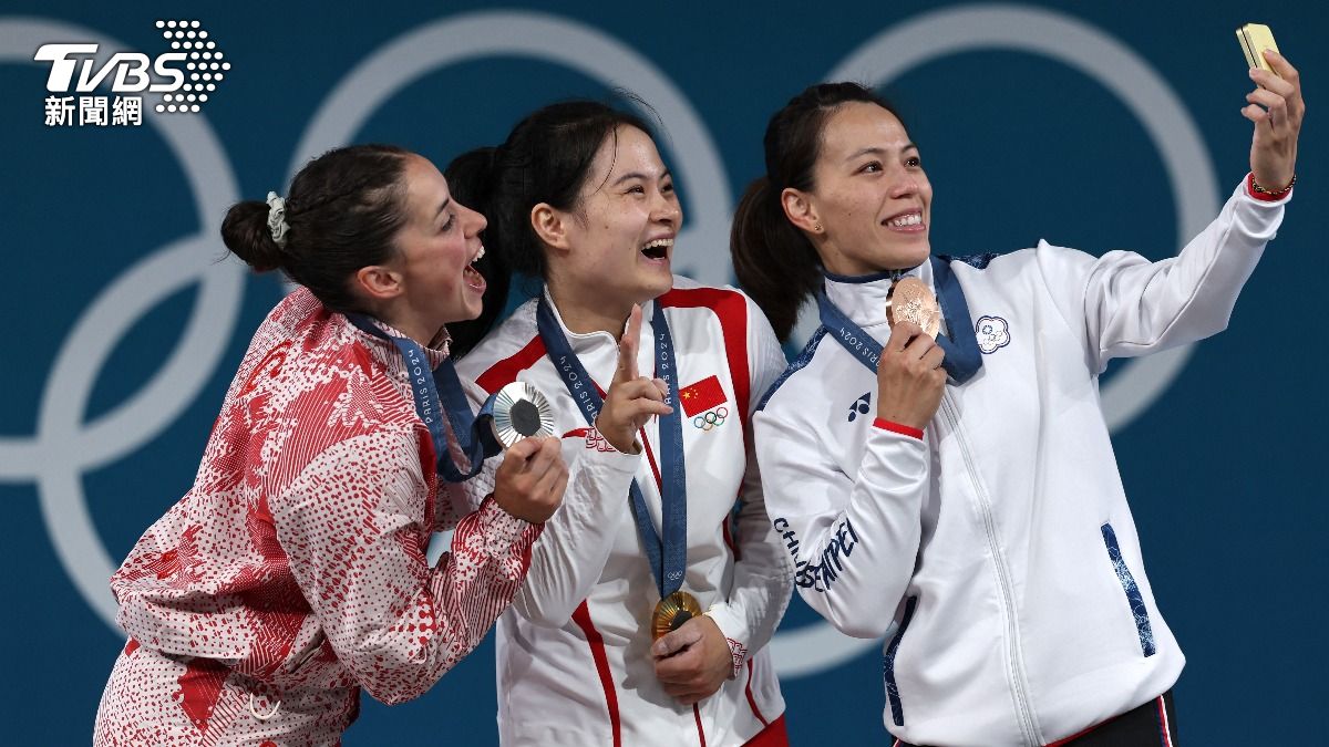 郭婞淳展現招牌微笑,與中國金牌選手、加拿大銀牌選手自拍。(圖/達志影像路透社)