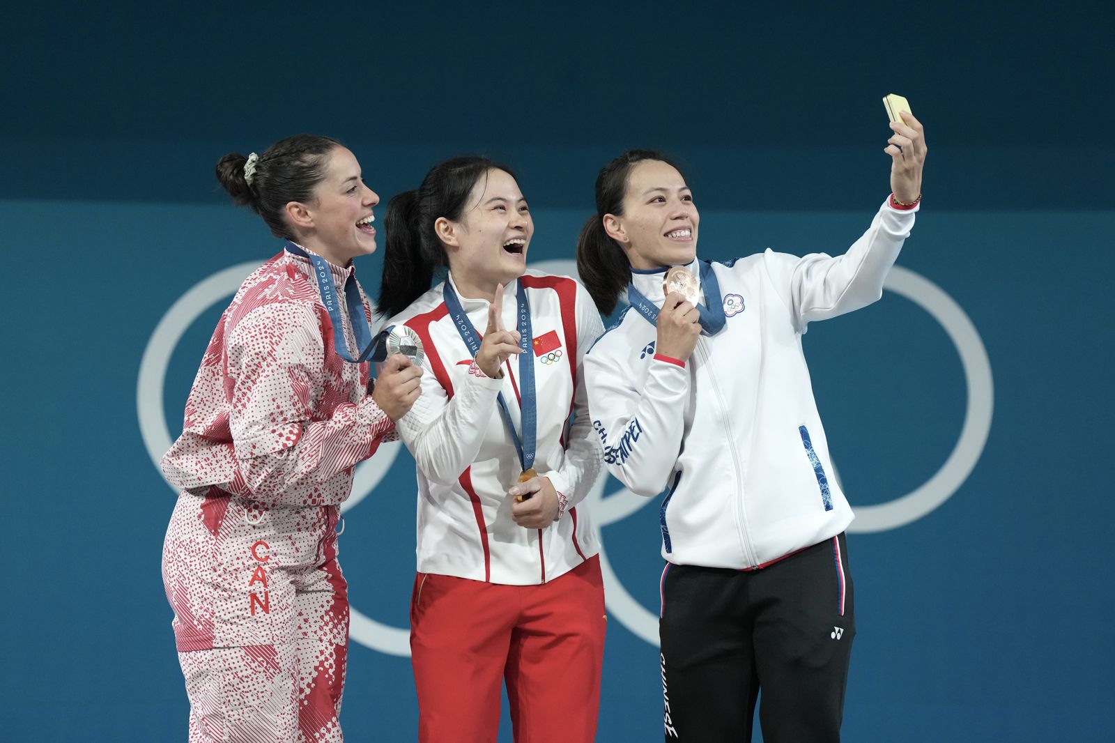 郭婞淳(右)在頒獎台上與中國選手羅詩芳(中)、加拿大選手沙朗(左)開心合影。(圖/中華奧會提供)
