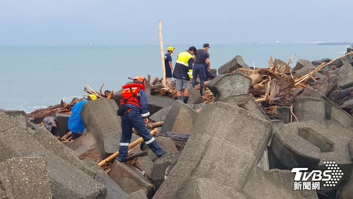 消波塊有人 高雄林園海邊驚見「全身風化腐爛」乾屍