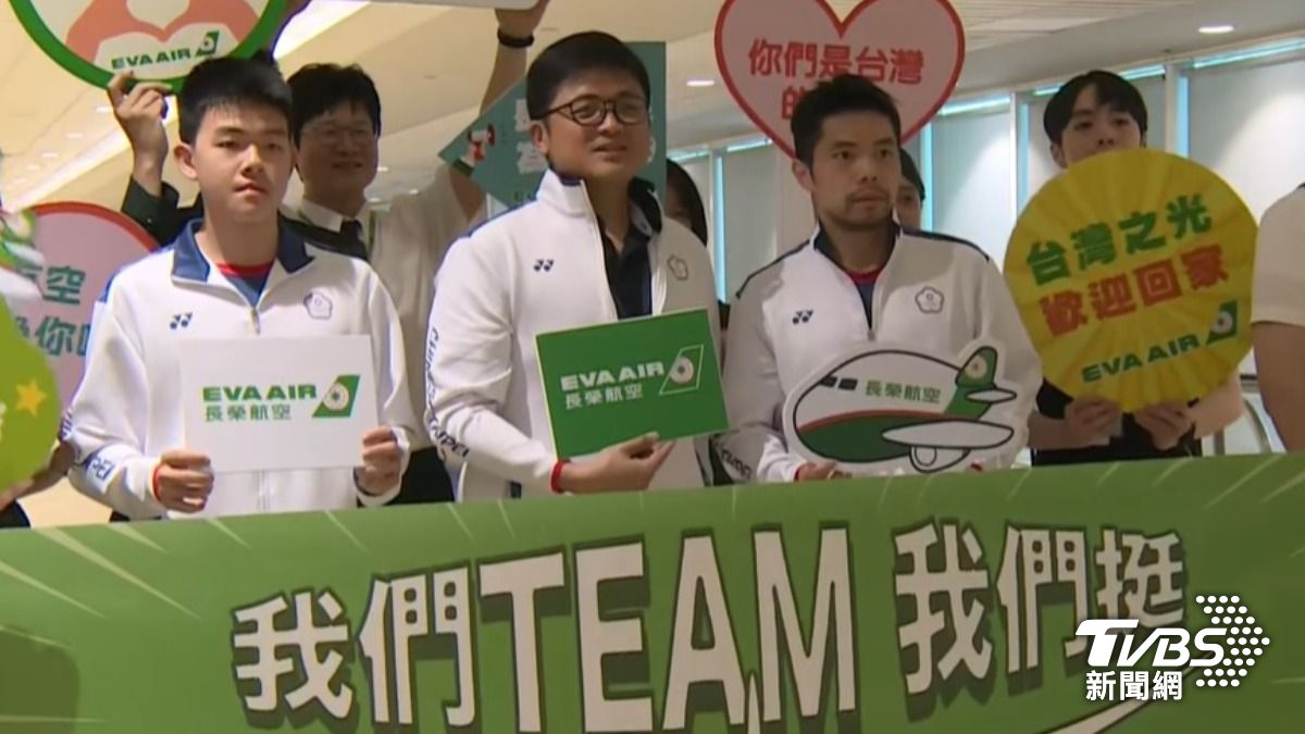 莊智淵、高承睿與機組人員合照。(圖/TVBS)