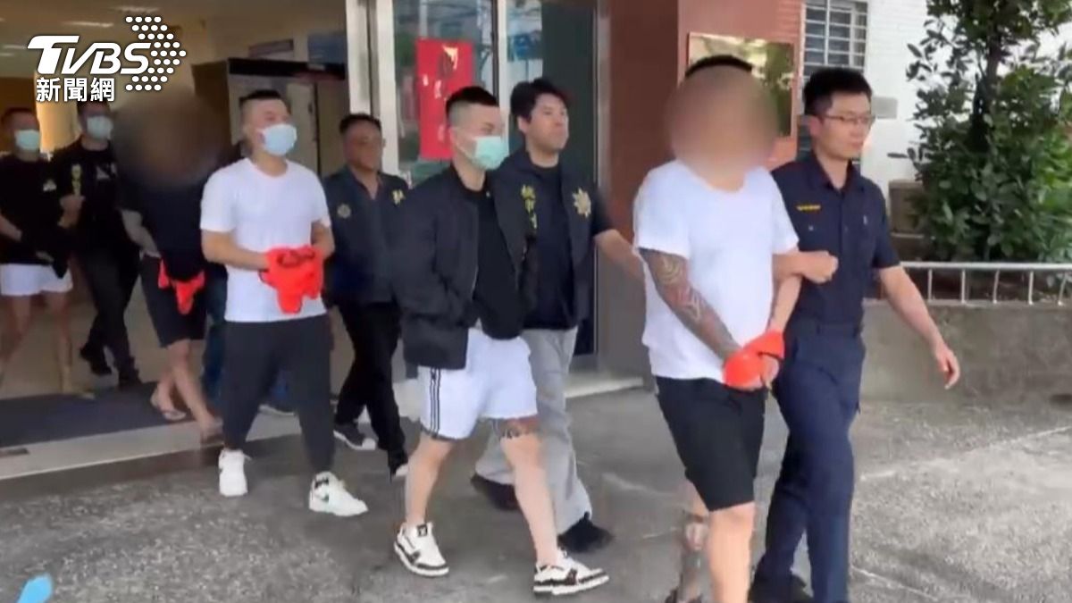 涉案嫌犯等14人遭警方移送，其中詹姓主嫌等8人遭收押。（圖／TVBS）