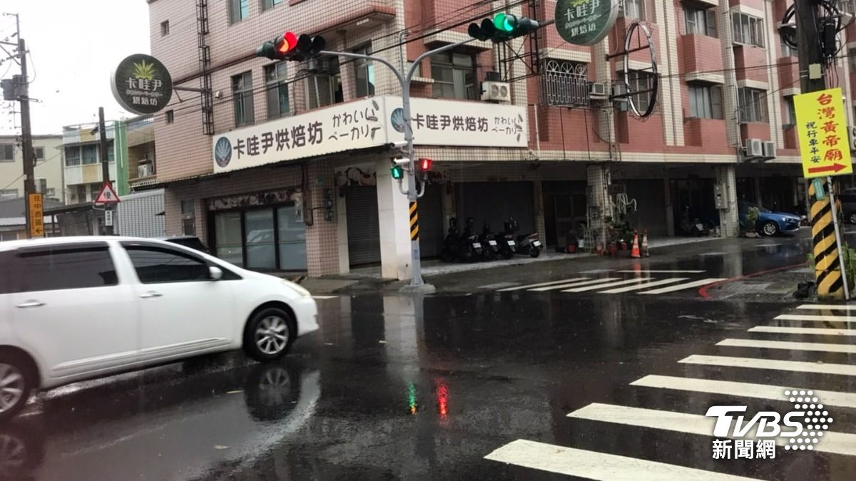 台南半夜大雷雨狂炸「多地淹水」　黃偉哲臉書被灌爆：要放假