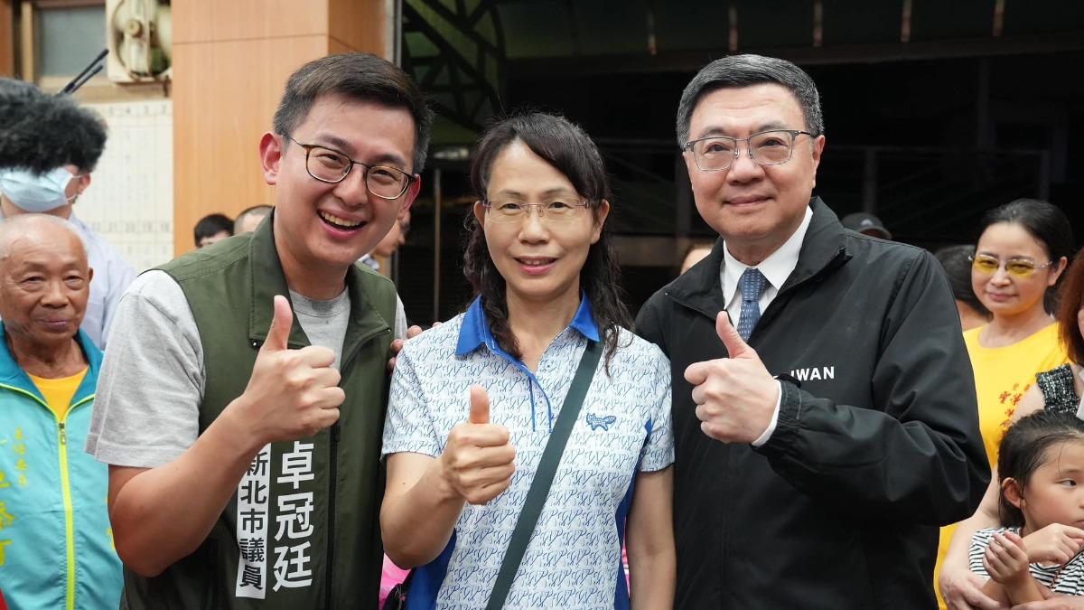行政院長卓榮泰、民進黨新北市議員卓冠廷與跆拳女將林郁婷母親。(圖/翻攝卓冠廷臉書)