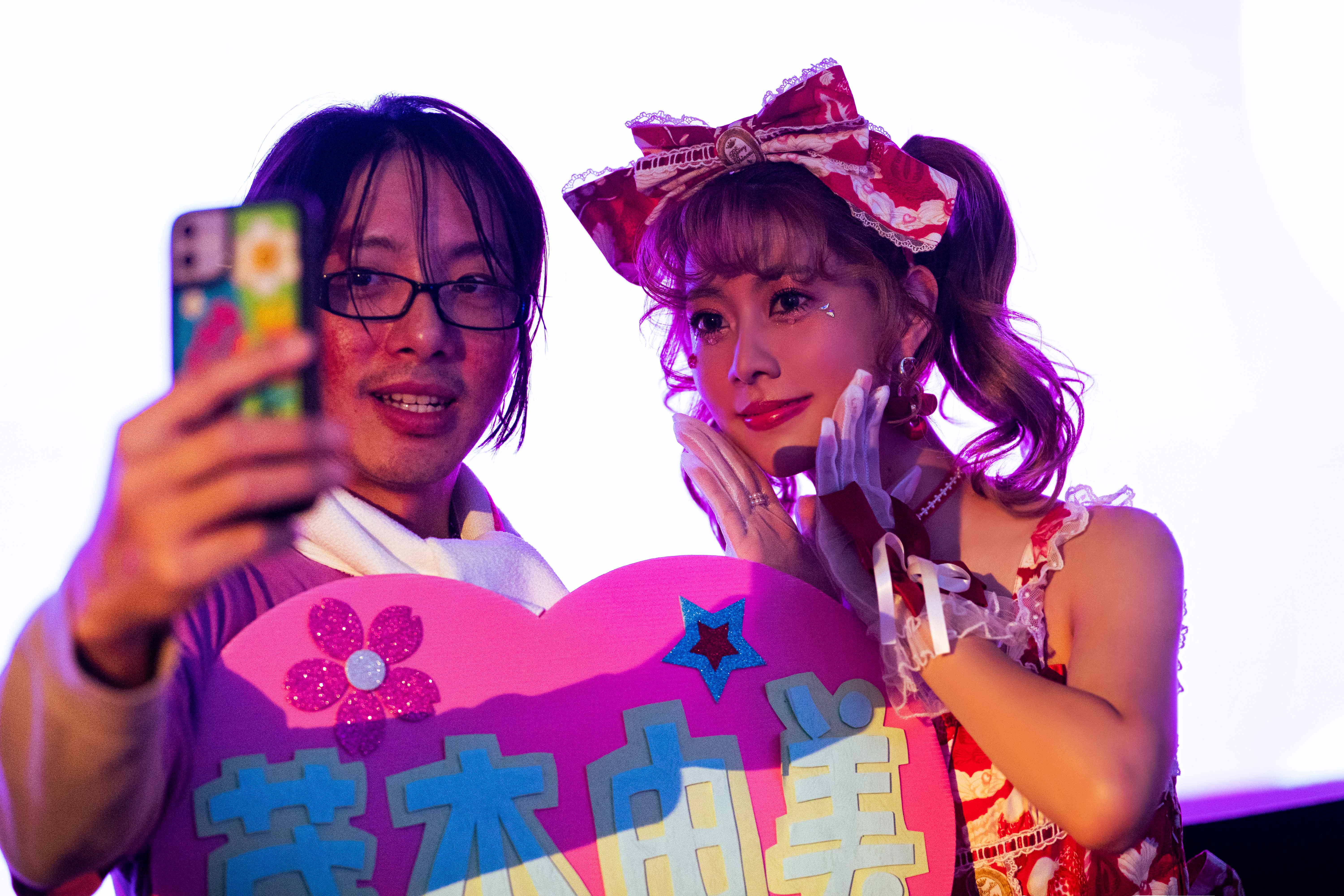 阿部瑪利亞（右）飾演日本地下偶像，見謝坤達驚呼全台最帥男人大崩壞。（圖／Netflix提供）
