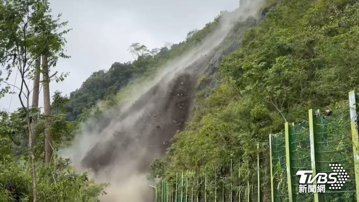 高雄爆雨「藤枝遊樂區」聯外道路土石狂瀉　道路中斷搶修中