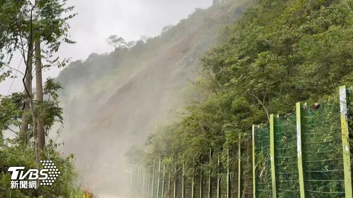 大量碎石、泥土傾瀉而下,現場也揚起大片塵沙。(圖/TVBS)