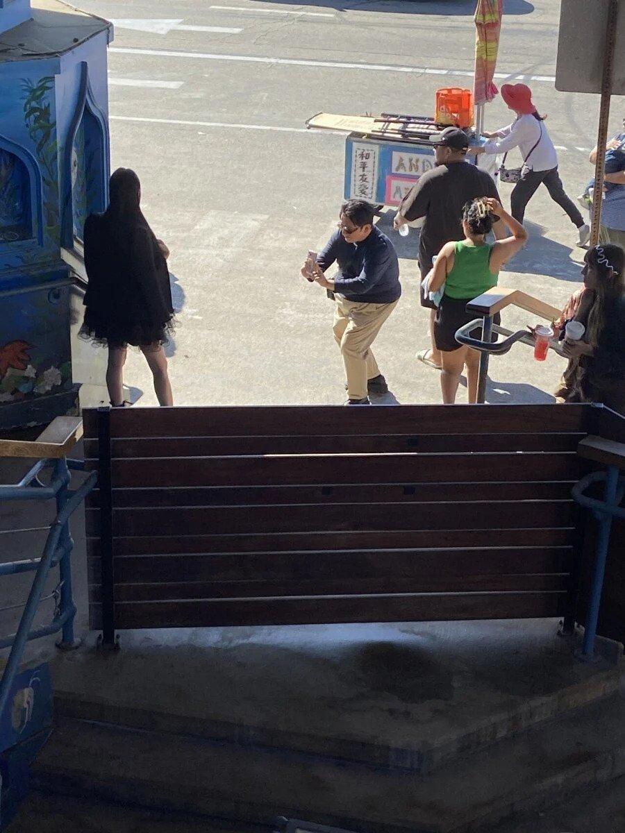 有路人拍到房時爀在幫果汁世妍掌鏡。（圖／翻攝自Theqoo）