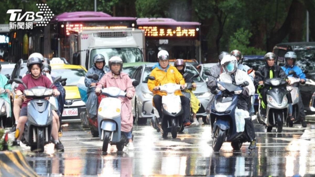 天氣/國家警報響了!大雷雨狂轟「17縣市豪大雨特報」 下到入夜