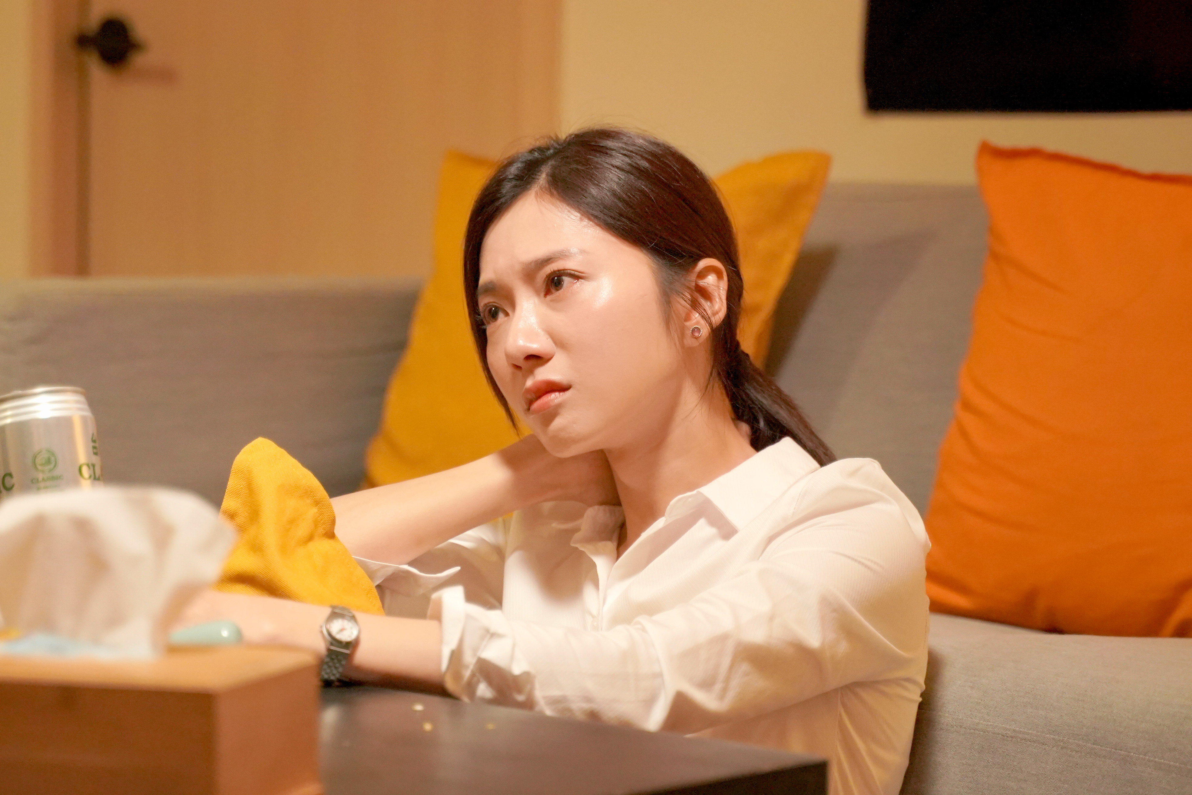 蔡黃汝飾演菜鳥律師在劇中被老闆陳家逵欺負。（圖／公視台語台、華視提供）