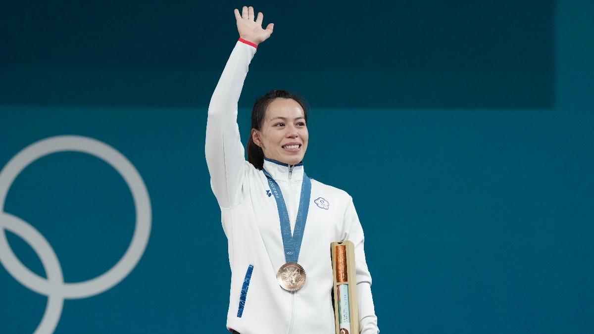 舉重女神郭婞淳帶傷奪牌令人動容。(圖/中華奧會提供)