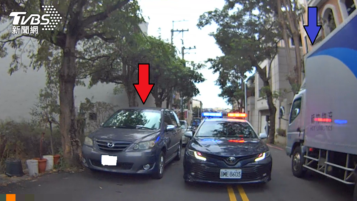 清水警方取締違停車輛。(圖/TVBS)