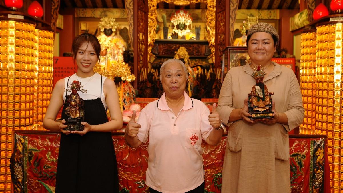 巴奈(右)和柔米在廟方同意下,捧著神像在廟裡走一圈。(圖/錦川音樂提供)