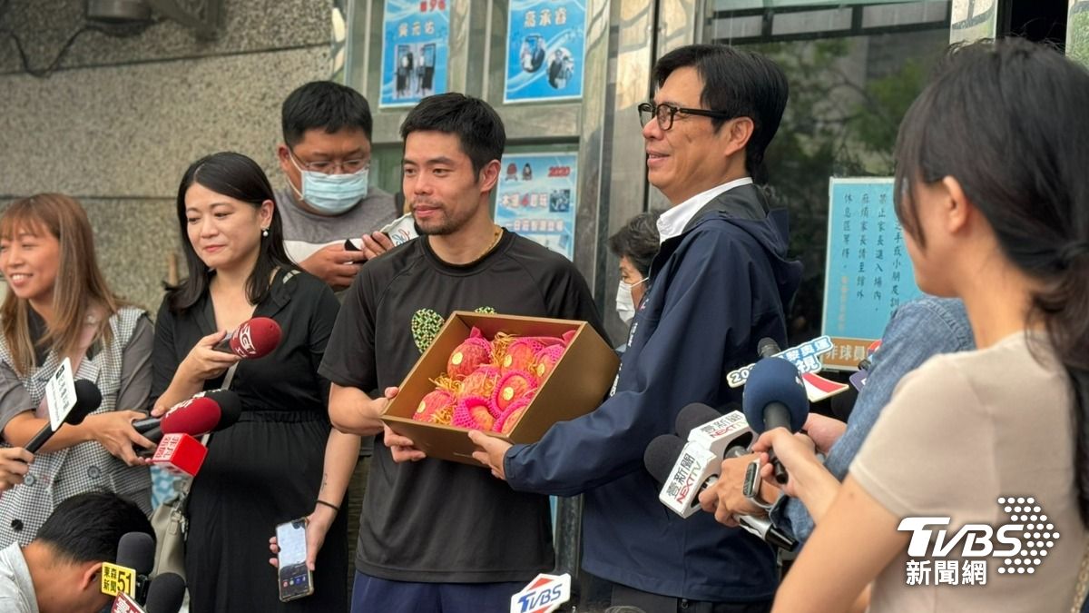 陳其邁下午也來到智淵乒乓運動館送上蘋果。（圖／林雅婷攝）