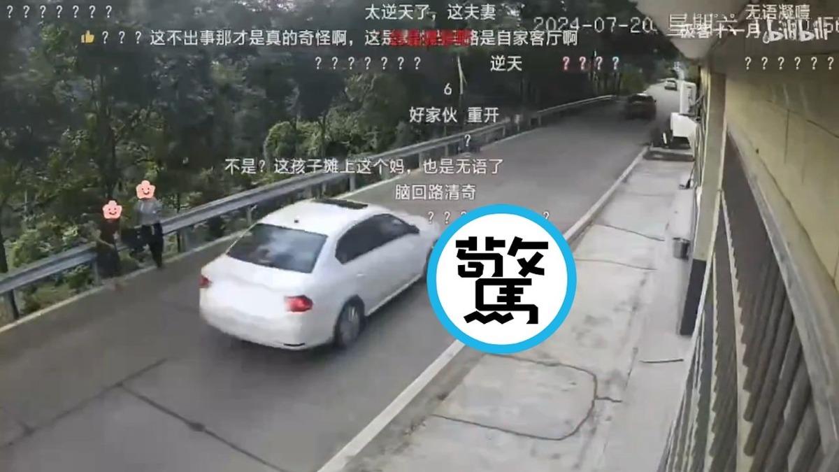 陸父母訓練2歲兒「違規過馬路」！下秒男童被撞飛　驚悚瞬間曝