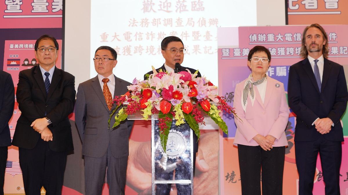 美國人也騙!調查局與美FBI打擊跨境機房 今展示查緝成果