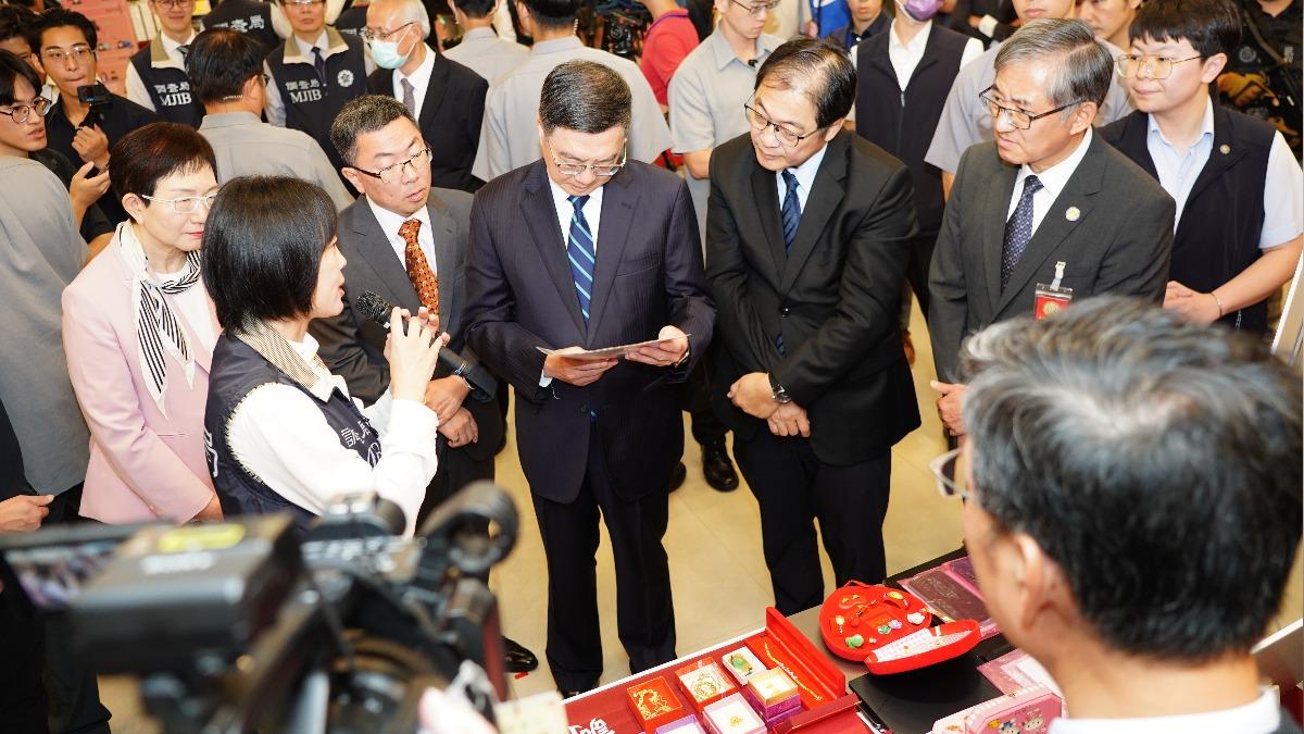 行政院長卓榮泰逐一檢視偵辦成果、聽取簡報，並慰勉第一線同仁辛勞。（圖／TVBS）