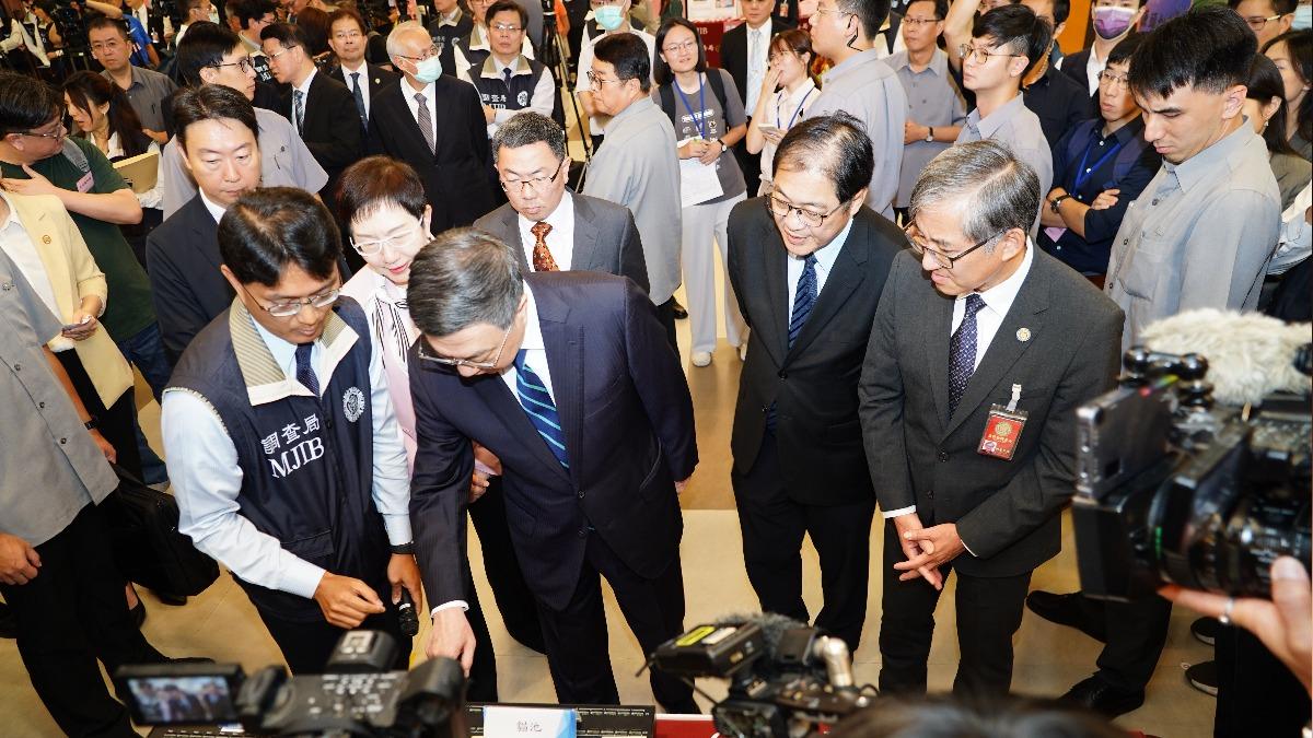 行政院長卓榮泰逐一檢視偵辦成果、聽取簡報，並慰勉第一線同仁辛勞。（圖／TVBS）