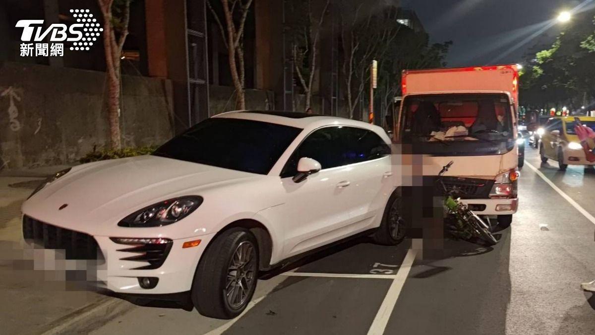悚!北市貨車追撞保時捷 電動車騎士夾中間慘死