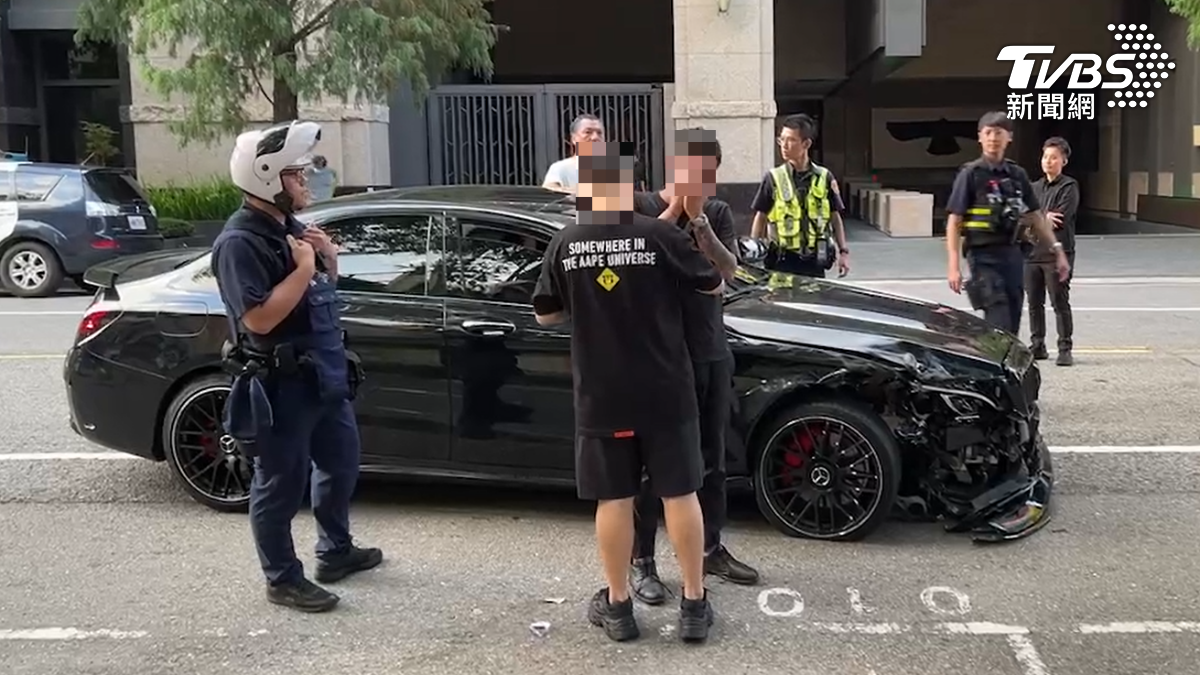 賓士猴酒駕轉彎失敗撞3車逃跑 混進夜店跟警玩躲貓貓