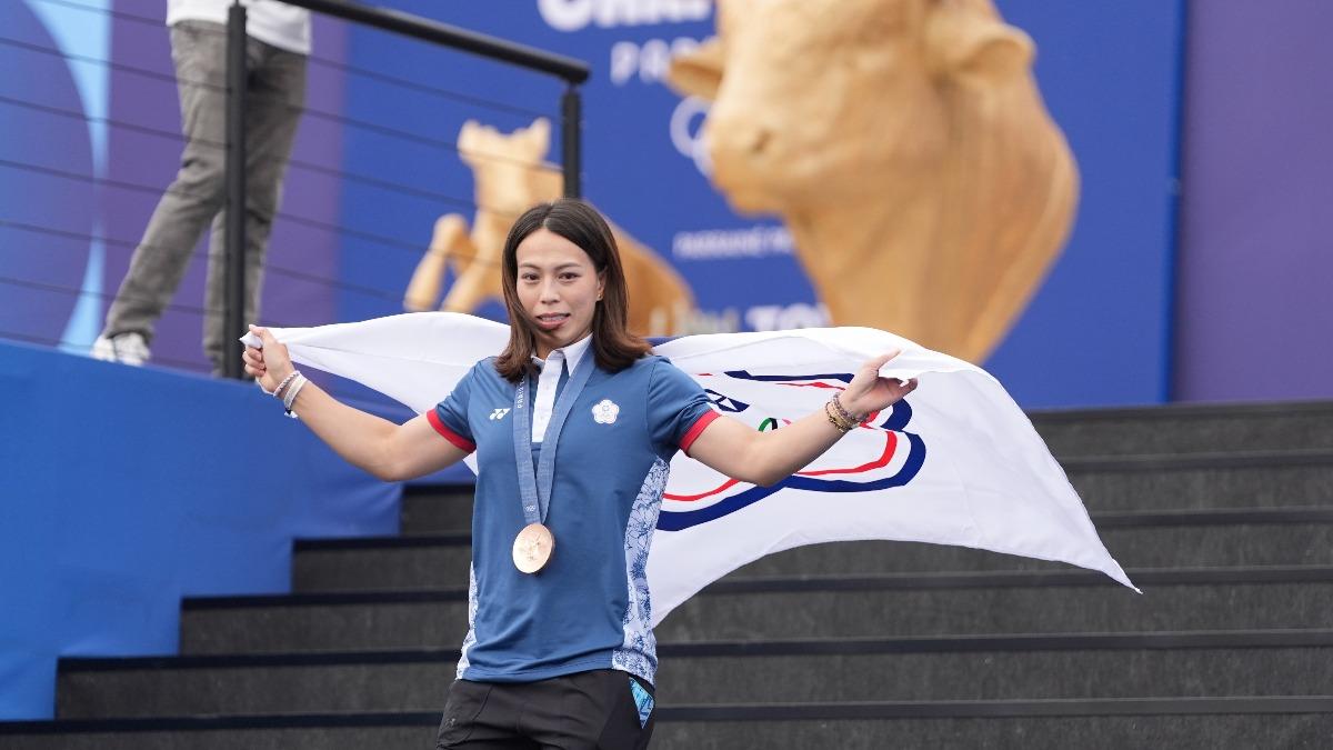 台灣「舉重女神」郭婞淳登艾非爾鐵塔走秀。(圖/中華奧會提供)