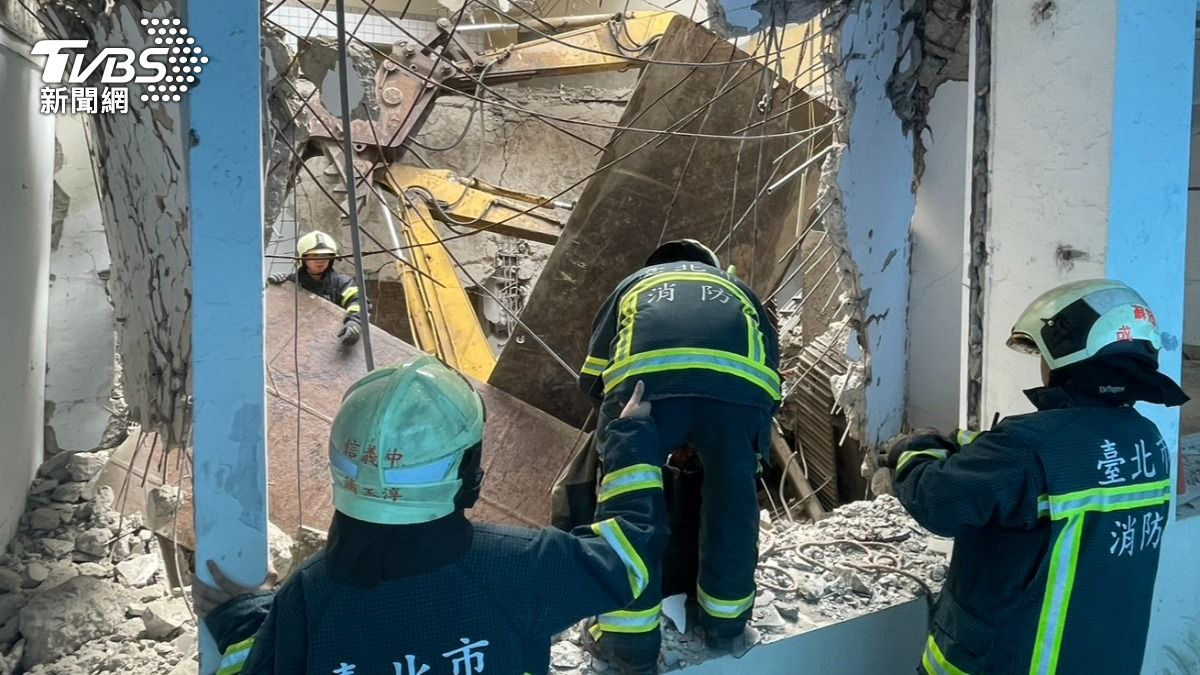 1名怪手司機被壓在底部長達7小時,被救出後已明顯死亡。(圖/TVBS)
