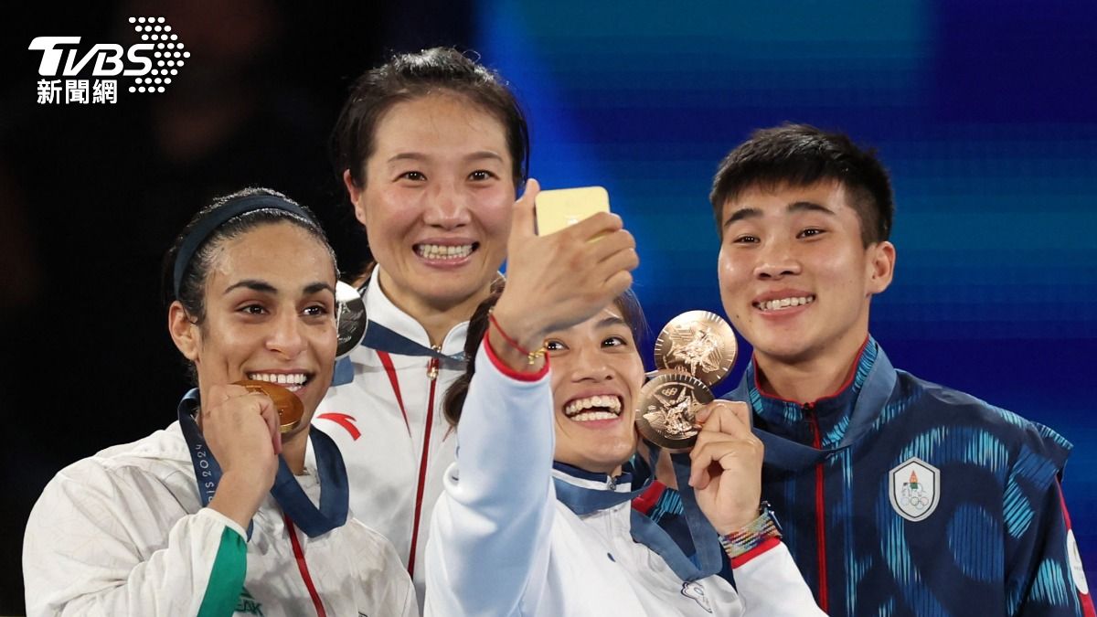 陳念琴負責掌鏡、與其它奪牌選手一起自拍。(圖/達志影像路透社)