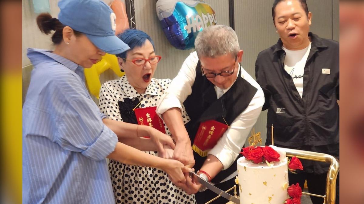 張小燕(中)、柯爸(右二)、秀秀獅子座壽星一起切蛋糕。(圖/翻攝自臉書)