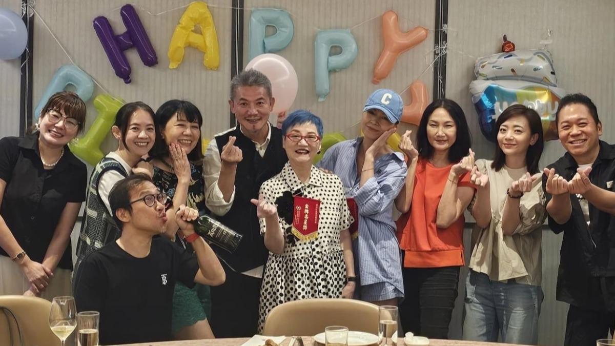張小燕(中)76歲氣色狀態仍相當好。(圖/翻攝自臉書)