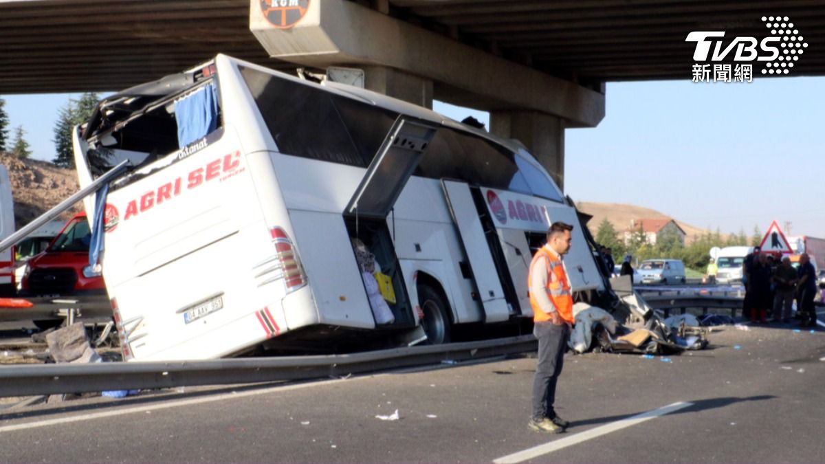 司機打瞌睡!土耳其巴士失控撞高架橋 半截車身壓爛9人慘死