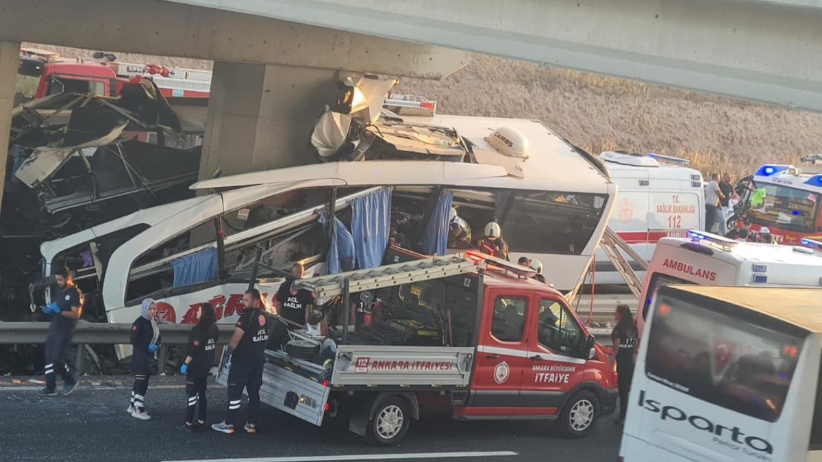 現場畫面顯示這輛巴士有近一半的車身直接「壓爛」。(圖/翻攝自X@ZaferAk01078847)