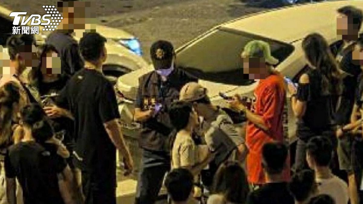 警方到現場取締違規。(圖/TVBS)