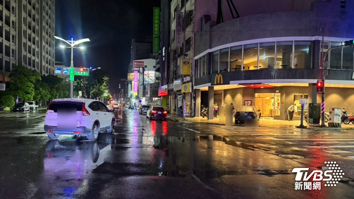 車禍造成雙方駕駛輕傷，所幸麥當勞內無人受傷。（圖／TVBS）