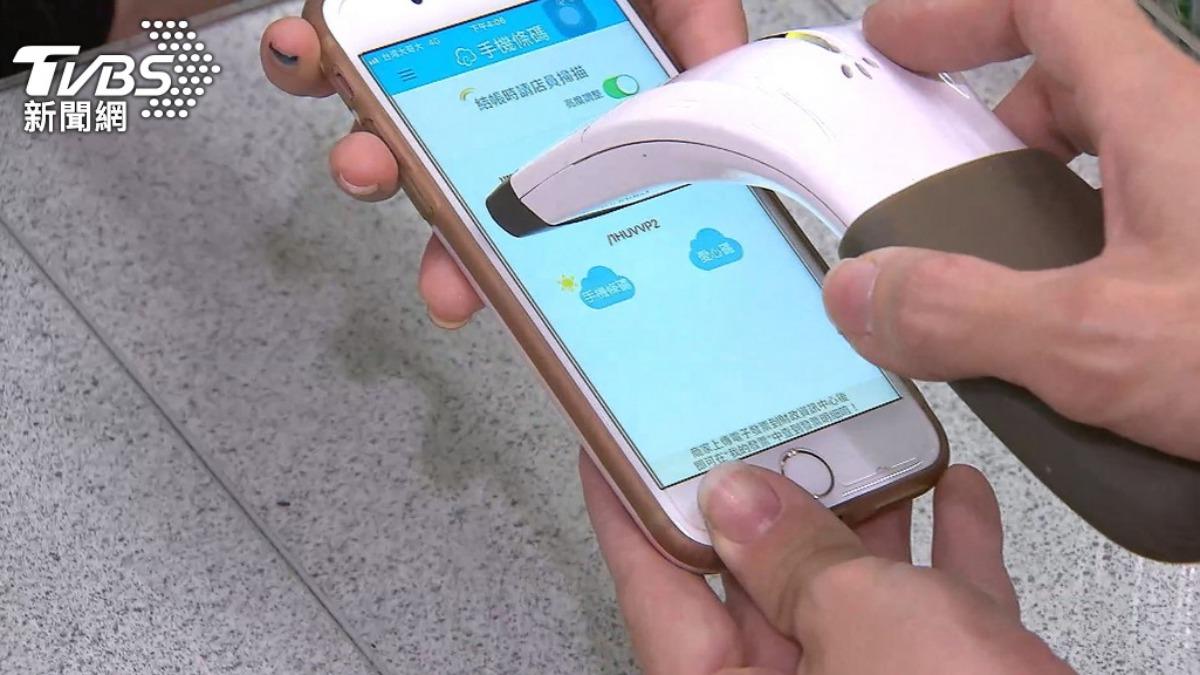 客人刷載具！手機打開「都色色照」　店員尬曝：男女老少都看過