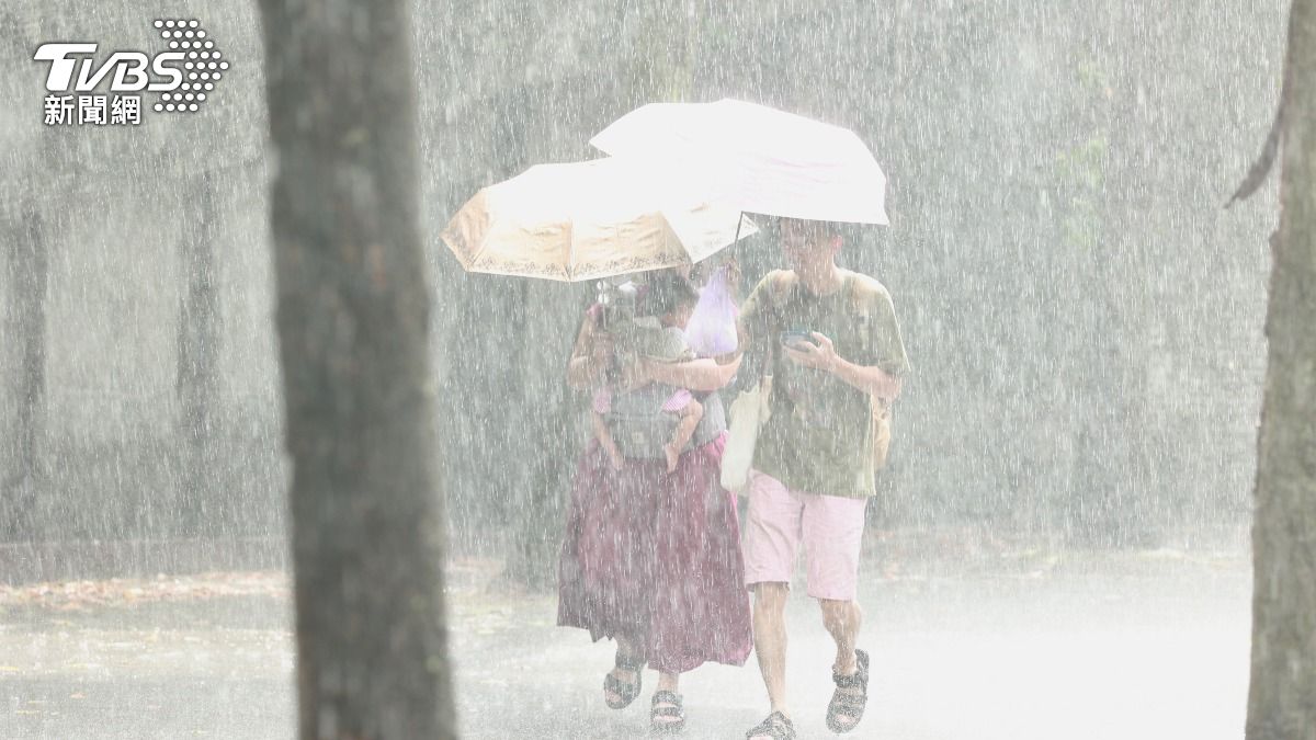 信義區午後雷陣雨。(/圖 黃城碩攝)